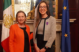 Egresada de la Universidad Autónoma de Sinaloa, recibe la Orden de las Palmas Académicas