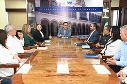 El doctor Jesús Madueña Molina toma de protesta a los integrantes de su gabinete