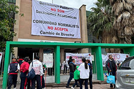 Comunidad de la Benemérita y Centenaria Escuela Normal del Estado se manifiesta contra cambio de directivos
