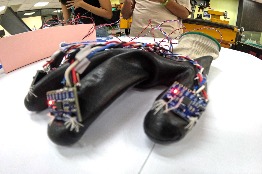 Estudiantes del IPN desarrollan guante que verbaliza palabras de la Lengua de Señas Mexicana 