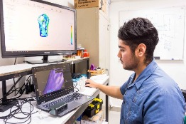 Estudiante de la UG crea soluciones ortopédicas con herramientas de la industria 4.0 